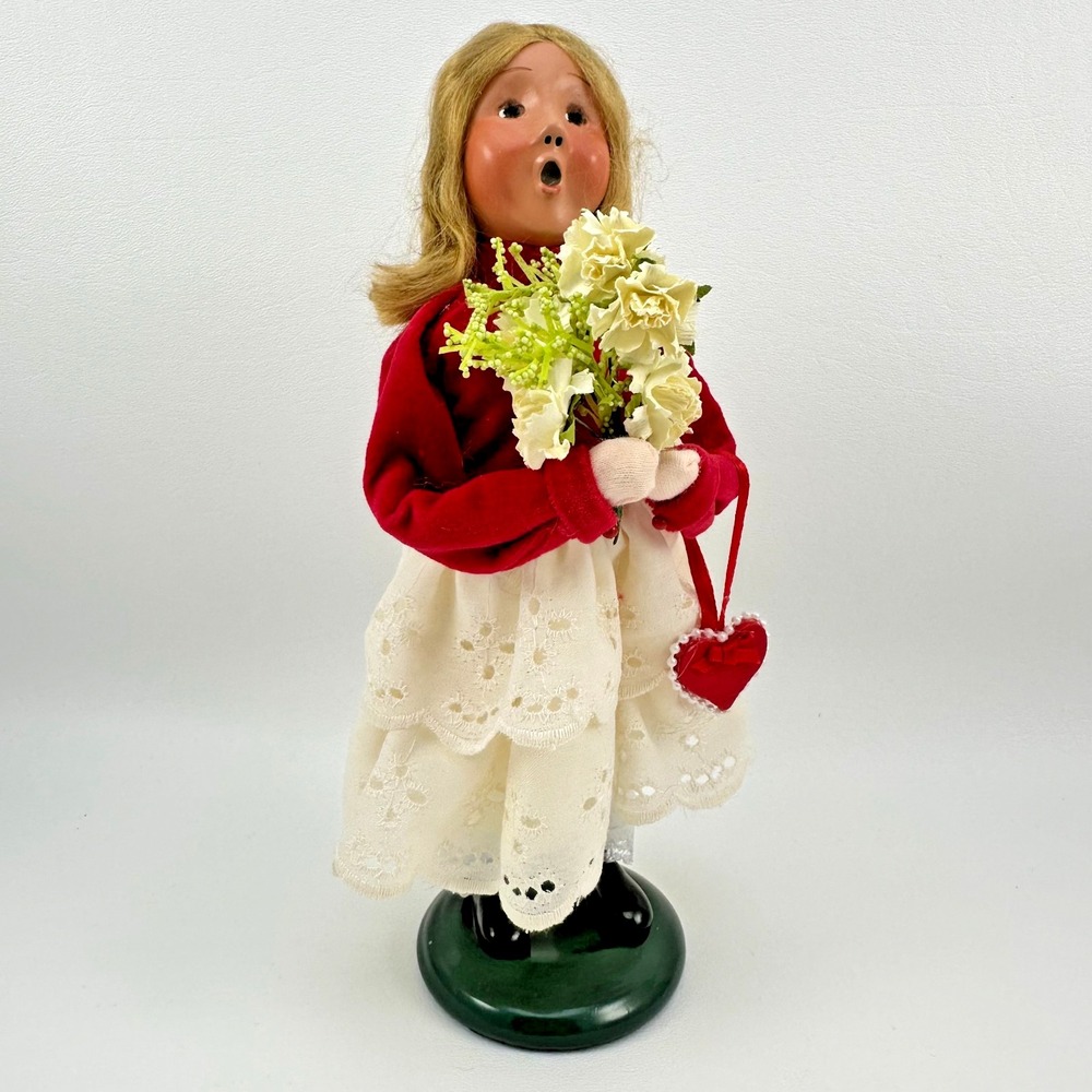 Byers' Choice Valentines Girl 2015 Girl with Bouquet and Heart 9.5 inch Retired